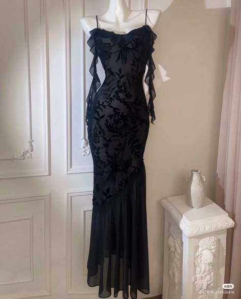 ᴠᴇɴᴇᴛɪᴀɴ ᴠɪᴏʟᴇᴛ on X: "black floral slip dress https://t.co/86OPnK8myw" / X Lace Black Prom Dress, Black Satin Lace Dress, European Formal Dress, Y2k Dress Outfit Formal, Black Floral Slip Dress, Fancy Gothic Dress, Black Emo Prom Dress, Witch Aesthetic Dress, Prom Dresses For Pale Skin Dark Hair