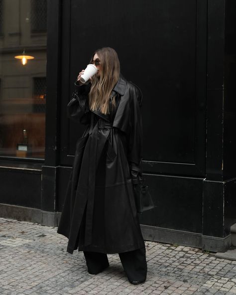 Leather Coat Outfit, Apres Ski Outfits, Trench Coat Outfit, Black Leather Coat, Coat Outfit, Leather Trench, Woman Suit Fashion, Elegante Casual, Roberto Coin