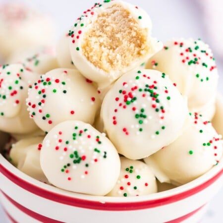 Sugar Cookie Truffles - Family Fresh Meals No Bake Sugar Cookie Truffles, Sugar Cookie Balls, Sugar Cookie Truffles, Cookie Balls Recipe, Lofthouse Sugar Cookies, Cookie Truffles, Truffle Cookies, Christmas Truffles, Fresh Meals