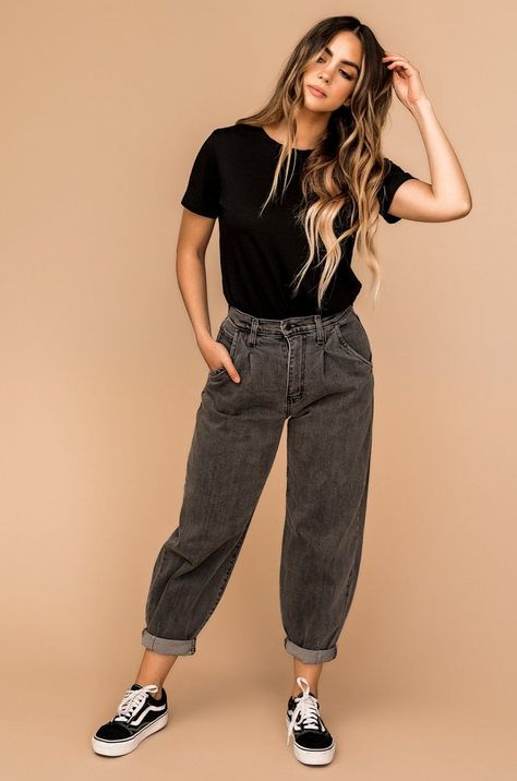 d82118376df344b0010f53909b961db3 Black Mom Jeans Outfit, Moms Jeans, Mom Jeans Outfit Summer, Mom Jeans Style, Look Jean, Black Mom Jeans, Mom Jeans Outfit, Western Wear Outfits, Mode Casual