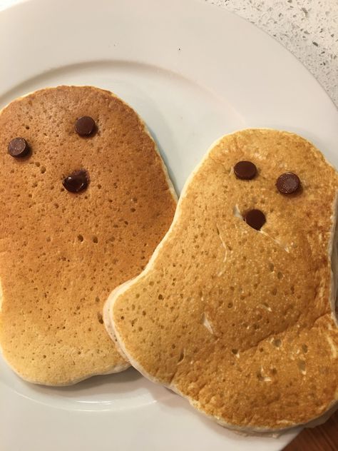 Spooky Season Food Ideas, Fun Pancake Shapes, Ghost Pancakes, Spooky Meals, Halloween Food Ideas For Dinner, Breakfast Halloween, Halloween Pancakes, Food Ideas For Dinner, Shaped Pancakes