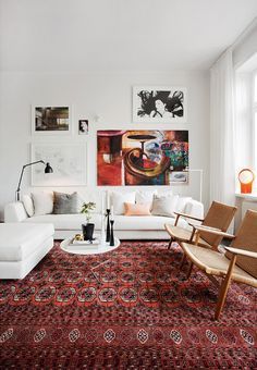 Modern Classic Home Apartment / Living room / White walls & couch / Kilim Rug / Persian & Oriental Carpets / Pantone 2015, Modern Classic Home, White Couches, Salon Interior Design, Hemnes, Living Room White, Decoration Inspiration, Boho Interior, Wall Ideas