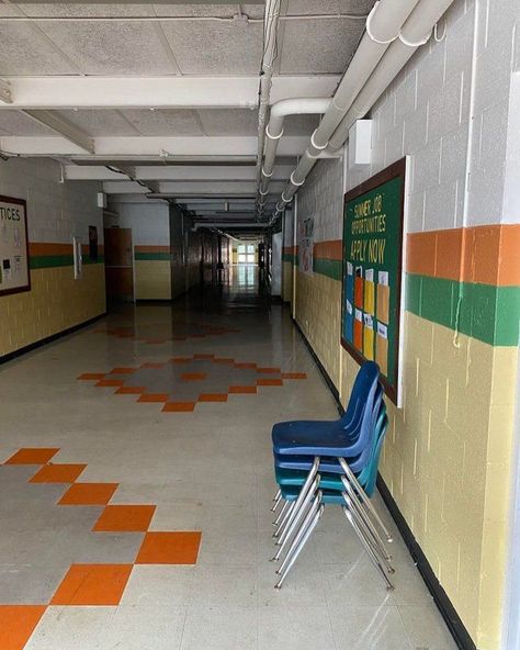 "HAWKINS HIGH SCHOOL. APRIL 26, 1986... 🎨📸🐯👽#StrangerThings4" - from Stranger Things Insider @StrangerInsider on twitter Jamie Campbell Bower Twilight, Hawkins High School, 80s Girl, Stranger Things Season 3, High School Reunion, Stranger Things 4, Stranger Things Tv, School Reunion, Stranger Things Aesthetic