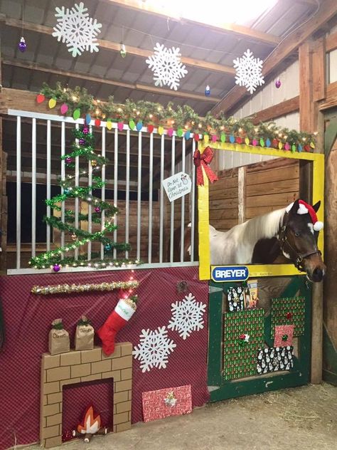 For 2017, I decorated our stall as a Breyer model horse Christmas theme. Apache was a Breyer model horse! Best Christmas gift ever. Christmas Decorated Horse Stall, Horse Stable Christmas Decorations, Stable Christmas Decorations, Christmas Stall Decorations, Christmas Horse Stall Decorating Ideas, Horse Stall Christmas Decorations, Christmas Horse Stall, Horse Stall Decorations For Fair, Christmas Equestrian