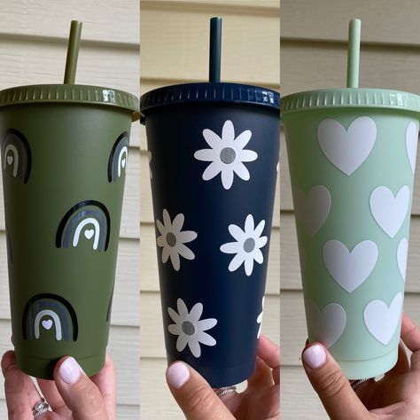 Personalized Tumbler with Straw. Rainbow, Flower, and Star Tumblers Tumbler Cups Diy Vinyl, Cricut Projects Tumblers Cups, Cute Tumblers Cups, Reusable Cup Design, Tumbler Cups Ideas Vinyls, Circuit Cup Ideas, Clear Tumblers With Vinyl Ideas, Sippers With Straw, Vinyl Tumblers Ideas