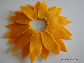 The Life of Riley: Felt Sunflowers Tutorial Felt Sunflower, Sunflower Crafts, Felt Flowers Diy, Wool Crafts, Felt Flower, My Brain, Felt Diy, Felt Toys, Felt Fabric