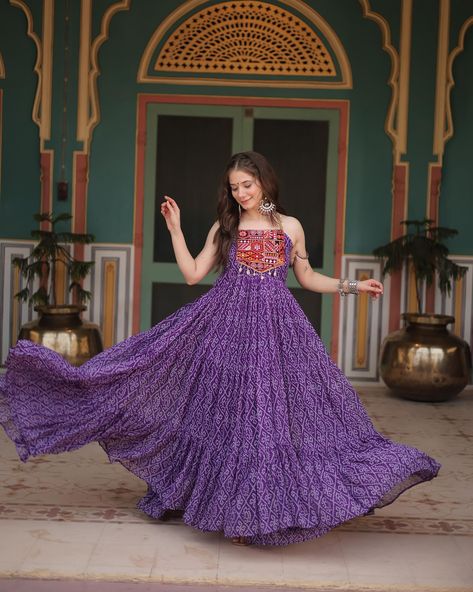 Traditional Dresses Indian, Flair Gown, Bandhani Lehenga, Garba Dress, Cutwork Saree, Long Blouse Designs, Party Wear For Women, Bandhani Print, Pakistan Dress