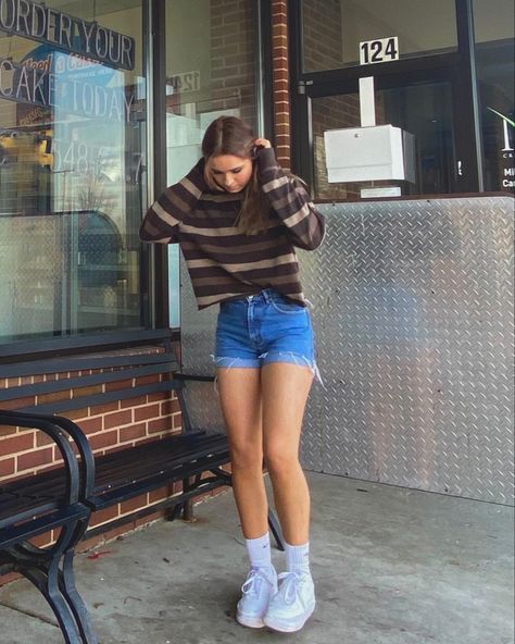 Random Style Outfit, Aesthetic Denim Shorts Outfit, Summer Outfit Inspo Casual Street Styles, Summer Outfits For 20 Year Olds, Salted Granola Summer Outfits, Aesthetic Jean Shorts Outfit, Outfit Ideas 90s Style Summer, Summer Clothes Midsize, Casual Cute Outfits Summer Simple