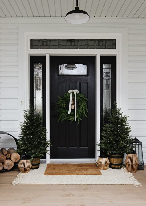 HOLIDAY HOME TOUR 2021 Deco Noel Nature, Winter Porch Decor, Christmas Front Porch, Christmas Front Doors, Christmas Porch Decor, Front Porch Decor, White Christmas Decor, Front Porch Decorating, Front Porch Christmas Decor