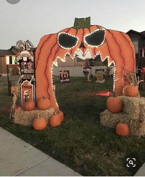 Pumpkin Patch Party, Adornos Halloween, Halloween Pumpkins Carvings, Season Of The Witch, Spooky Scary, Outdoor Halloween, Halloween Town, Retro Halloween, Halloween Outdoor Decorations