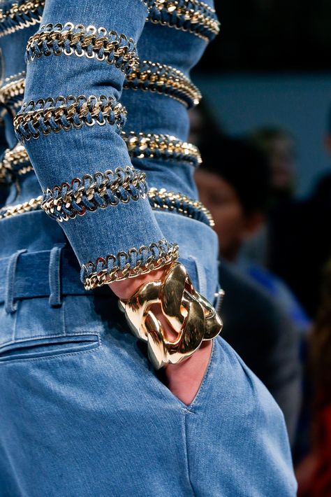 Balmain Denim, Denim Details, Fashion Details, Vivienne Westwood, Diy Fashion, Denim Fashion, Diva, Close Up, Denim Jeans