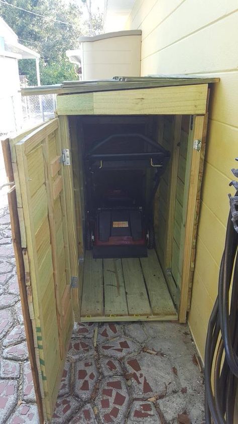 Pallet Lawn Mower Shed, Diy Lawn Equipment Storage, Lawn Shed Ideas, Lawn Mower Storage Shed, Diy Small Storage Shed, Small Storage Shed Plans, Small Outside Storage, Garden Shed Storage Ideas Lawn Mower, Storage For Lawn Mower