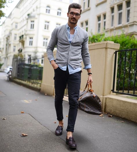 Mens Cardigan Outfit, Hipster Office, Men Cardigan, Smart Casual Menswear, Mens Fashion Editorial, Cardigan Outfit, Fall Layering, Short Men Fashion, Mens Fashion Smart