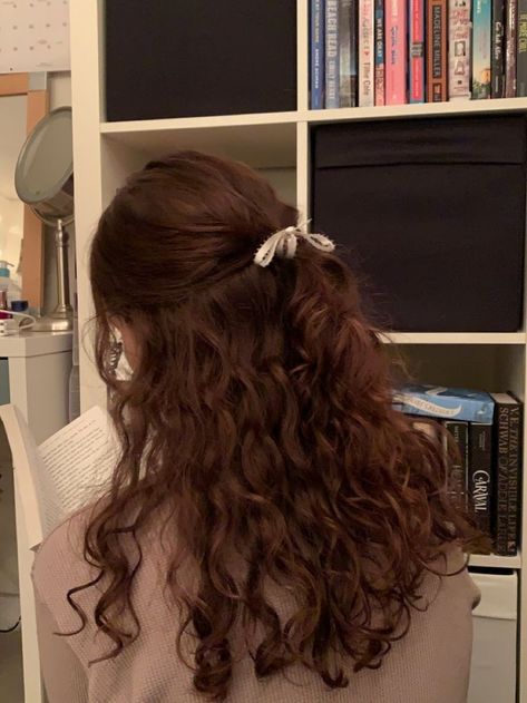 Wavy Aesthetic Hairstyles, Long Wavy Hair Inspiration, Chocolate Hair Color Curly, Wavy Hair Inspo Hairstyles, Wavy Hair Hairstyles Ideas, Coquette Curly Hair, Curly Hair With Flowers, Chocolate Curly Hair, Classic Curly Hair