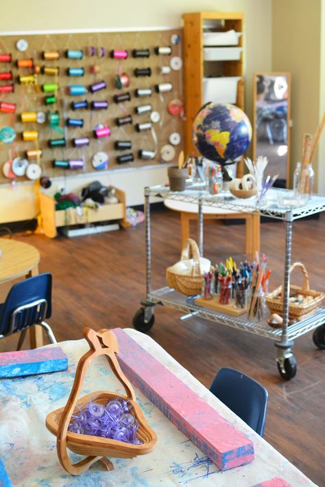 Have you ever wondered about the Reggio Approach to learning and how it works in the art studio?  This is a great resource. Tinker Station, Reggio Inspired Art, Reggio Atelier, Tinkering Space, Reggio Preschool, Reggio Art, Meri Cherry, Kids Art Studio, Reggio Classroom