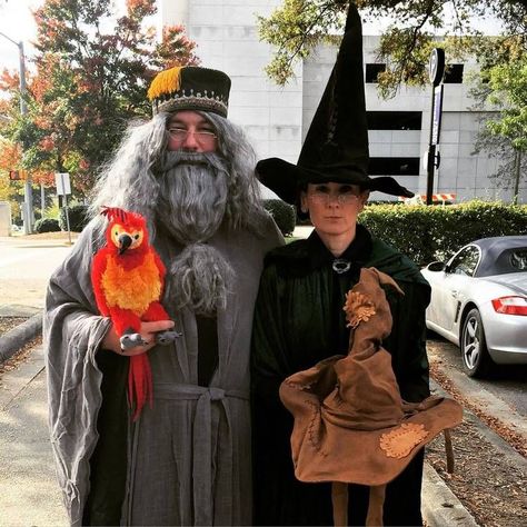 funny halloween costume for couple dumbledore macgonagal Dumbledore Costume, Ron E Hermione, Harry Potter Kostüm, Family Costumes Diy, Harry Potter Halloween Costumes, Perfect Halloween Party, Harry Potter Cosplay, Lily Potter, Costumes Couples