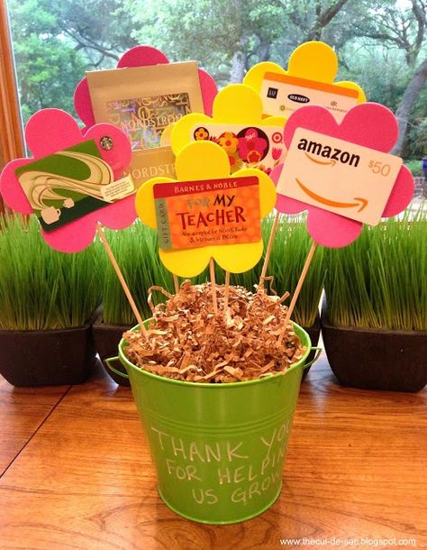 gift card presentation ideas | Teacher gift card presentation | Mrs. Edmond's class projects/ideas Teacher Gift Baskets Ideas, Teacher Appreciation Bouquet, Flower Teacher Appreciation Gifts, Teacher Bouquet Ideas, Teacher Gift Card Bouquet, Teachers Appreciation Ideas, Diy Teacher Appreciation Gifts, Homeroom Mom, Gift Card Tree