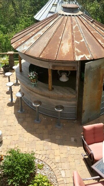 Grain Bin Outdoor Kitchen/Bar Chalet Modern, Antique Crafts, Bar En Plein Air, Butik Design, Grain Bins, Silo House, Grain Silo, Bar Exterior, Outdoor Gazebo