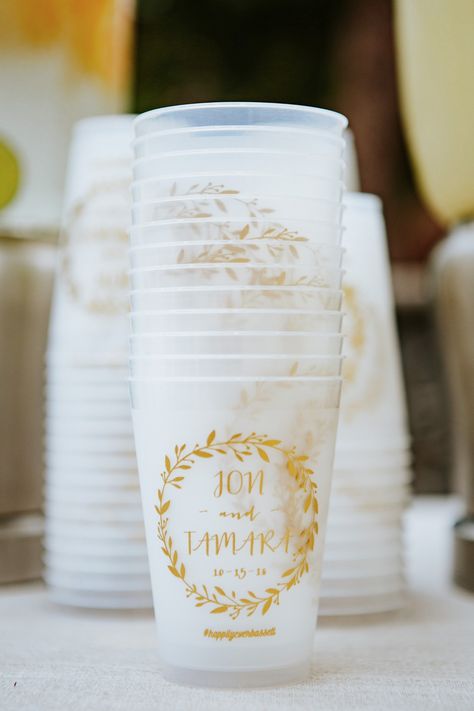 Fun Favors, Wedding Plastic Cups, Souvenir Design, Outdoor Rehearsal Dinner, Fairy Tail Wedding, Giveaway Ideas, Wedding Flowers Sunflowers, Party Drinks Alcohol, Cheap Backyard