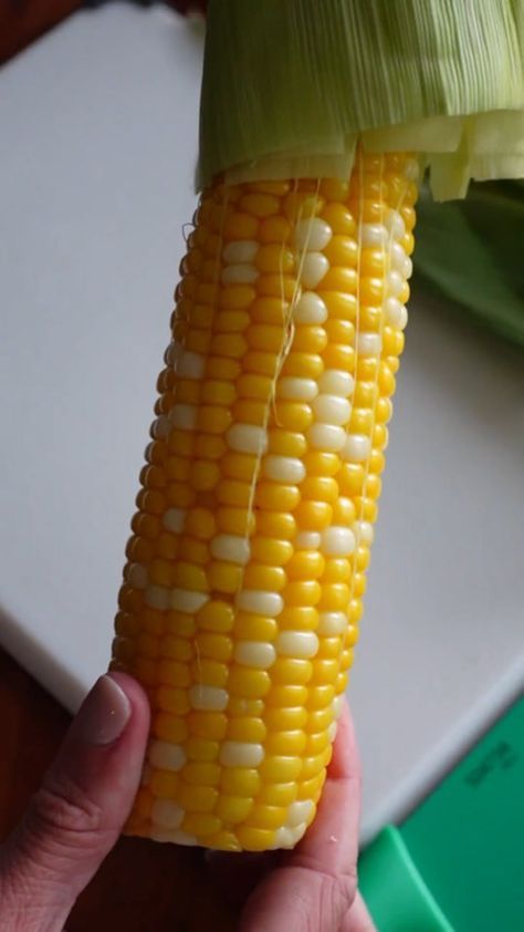 You can microwave corn on the cob easily and save on stove or grill space. Fresh summer sweet corn, ready in minutes with this no-nonsense recipe. Sweet Corn In Microwave, Microwave Corn On The Cob, Cooking Sweet Corn, Microwave Corn, Freezing Corn, Microwave Baking, Mini Apple Pies, Ears Of Corn, Corn On Cob