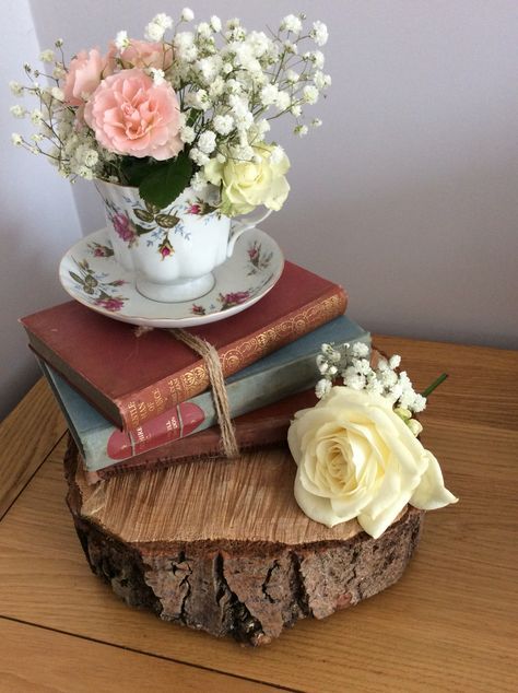 Vintage Wedding Cake Table, Vintage Pasta, Books And Flowers, Book Centerpieces, Wood Lighting, Moroccan Lantern, Vintage Wedding Cards, Tafel Decor, Tree Slice