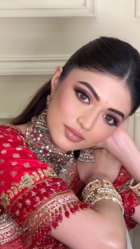 Bengali Wedding Makeup Look, Indian Bridal Makeup For Fair Skin, Soft Wedding Makeup Indian, Dewy Makeup Look Wedding Indian, Orange Saree Makeup Look, Dewy Makeup Bridal, Simple Pakistani Makeup Looks, Minimal Makeup Look For Wedding, Soft Bridal Makeup Indian