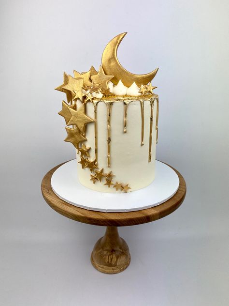 Gold drip cake with gold moon and stars Moon Stars Cake Birthday, Gold Star Birthday, Moon Themed Cake Aesthetic, Sun And Moon Birthday Cake, Star Themed Birthday Cake, Moon And Stars Theme Party, Eid Cake Ideas, Star And Moon Cake, Moon Cake Ideas