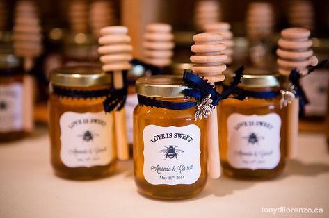 DIY Honey Jar Wedding Favors {Wedding Wednesday} - Life at Cloverhill Honey Jar Wedding Favors, Honey Jar Favors, Diy Honey, Wedding Favour Jars, Honey Favors, Honey Wedding Favors, Honey Jars, Wedding Wednesday, Creative Wedding Favors