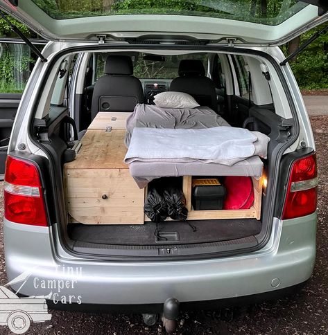 Daniel stellt uns seinen VW Touran 1t1 vor. ➡️ @hschlag_daniel 🚗 Was macht deinen Camper besonders? Die Geschichte. Der Touran ist nun seit knapp 20 Jahren in unserem Besitz. Wir haben unseren ersten gemeinsamen Familienurlaub damit gemacht, den ersten Familienhund abgeholt und meine Brüder und ich haben das Fahren im Touran gelernt. Und vor knapp einem Jahr habe ich dem Touran die neue Aufgabe als Camper erteilt. 🚗 3 Fun facts: - modularer Ausbau - kann jederzeit als Familienauto mit ... Volkswagen Touran, Vw Touran, Volkswagen, Fun Facts