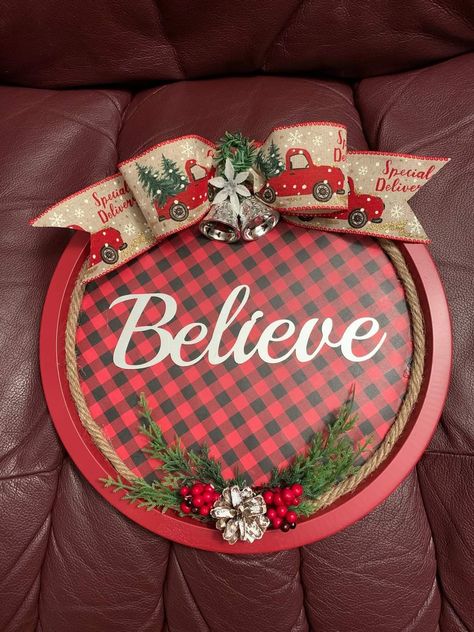 Christmas Pizza, Diy Christmas Decor Ideas, Dollar Tree Christmas Decor, Dollar Store Christmas Crafts, Christmas Crafts To Sell, Diy Christmas Decor, Pizza Pan, Christmas Arts And Crafts, Dollar Store Christmas