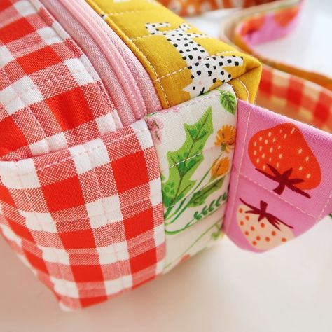 Scrappy Patchwork, Quilt Batting, Easy Sewing Patterns, Patchwork Bags, Quilting For Beginners, Quilting Techniques, Bag Patterns To Sew, Love Sewing, Bum Bag