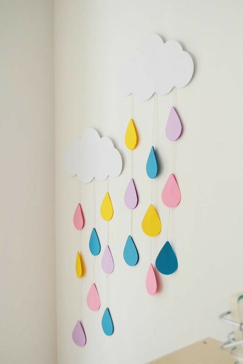 Raindrop Craft, Paper Wall Art Diy, Paper Room Decor, Decoration Creche, Diy Para A Casa, Garland Tutorial, Paper Wall Decor, Easy Diy Room Decor, Kartu Valentine