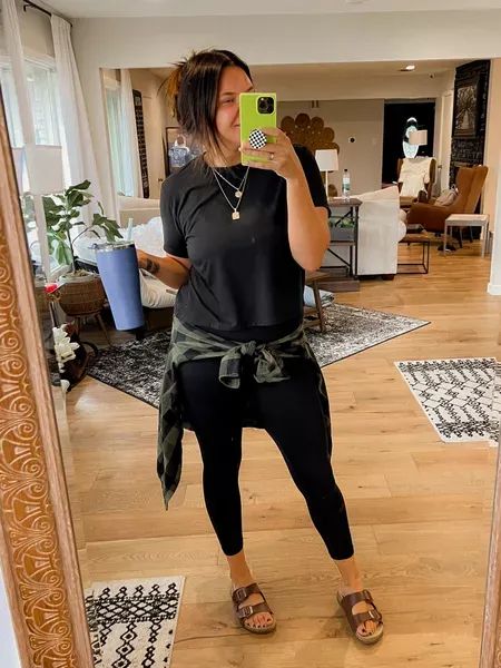 Edgy Mom Style Summer, Black Leggings Summer Outfit, Skater Mom Outfits, Cute Mom Outfits Summer, Mom Summer Outfits Curvy, Black Leggings Outfit Summer, Summer Leggings Outfits, Salon Attire, Edgy Mom Outfits