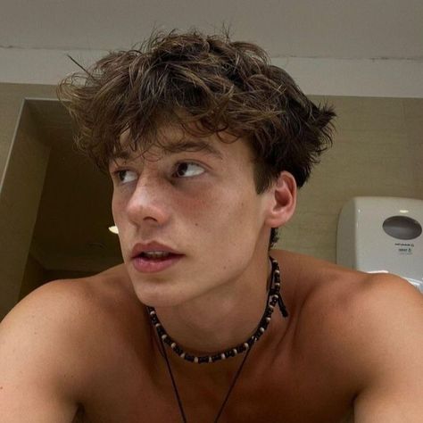 wes bennett Brown Hair And Freckles, Wes Bennett, Brown Hair Boy, Better Than The Movies, Surfer Hair, Brown Hair Men, Men Haircut Curly Hair, Brown Curly Hair, Brown Hair Brown Eyes