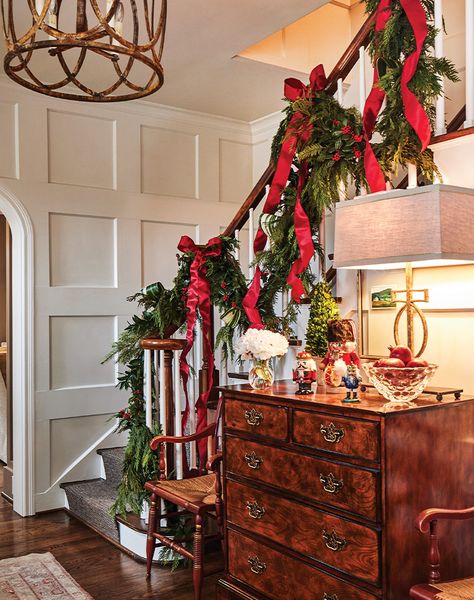 Cotswold Christmas, Classic Holiday Decor, Christmas Staircase, Christmas Entryway, Winter Things, Christmas Fireplace Decor, Easy Diy Decor, Traditional Christmas Decorations, Christmas Decor Inspiration