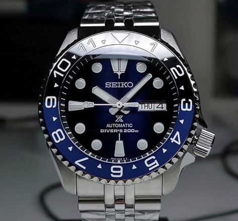 Seiko modding in 2020 is just getting better and better Blue Batman, Men Watches Luxury, Smart Watches For Men, Seiko Skx007, Summer Watch, Seiko Skx, Seiko Diver, Seiko Mod, Men's Watches Luxury