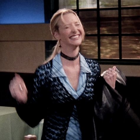 Lisa Kudrow Friends, Phoebe Buffay Outfits, Friends Phoebe, Lisa Kudrow, Friends Best Moments, Smelly Cat, Phoebe Buffay, Chandler Bing, Friends Tv Show