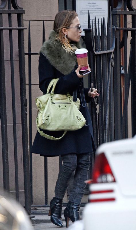 Mary-Kate Olsen brings back one of her favorite Balenciaga bags. #style #fashion #olsentwins Ashley Olsen Style, Olsen Fashion, Celebrity Bags, Olsen Twins Style, Mary Kate Ashley, Olsen Twins, Mary Kate Olsen, Ashley Olsen, Nicolas Ghesquiere