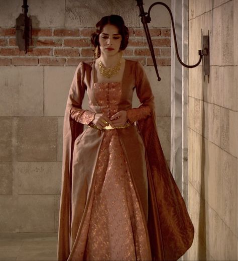 Mahhidevran Sultan - “Good and Bad News” Season 1, Episode 16 Magnificent Costume, Midevil Dress, Reign Fashion, Century Dress, Medieval Costume, Period Outfit, Good And Bad, Century Clothing, Magnificent Century