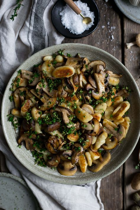 Delicious and comforting mushroom gnocchi recipe, cooked with fresh thyme and white wine. Vegan and vegetarian option! #gnocchi #vegan | via @annabanana.co Dinner Mushrooms, Mushroom Gnocchi, Makanan Italia, Resep Pasta, Homemade Comfort Food, Gnocchi Recipe, Thyme Recipes, Pasti Sani, Gnocchi Recipes