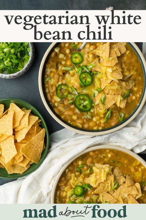 Vegetarian White Chili Recipe, Chili Recipe No Tomatoes, Vegetarian Green Chili, White Bean Chilli, Vegetarian White Bean Chili, White Bean Chili Vegetarian, Vegetarian White Chili, Green Chili Soup, White Bean Chili Recipe