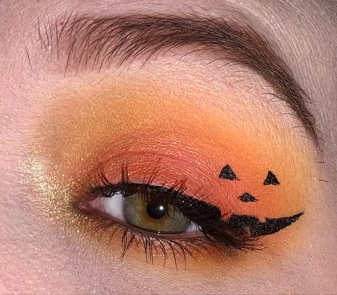 Cobweb Eyeliner Simple, Halloween Eyeliner Pumpkin, Halloween Makeup With Eyeshadow, Halloween Makeup Eyeliner Only, Makeup For Pumpkin Costume, Jack O Lantern Eye Makeup, Cute Halloween Eyeliner Looks, Halloween Eyeliner For Hooded Eyes, Halloween Inspired Makeup Easy