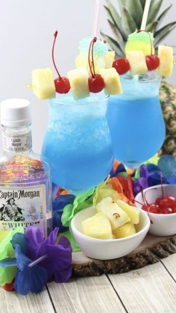 Blue Hawaiian Drink, Blue Hawaiian Cocktail, Glace Fruit, Hawaiian Cocktails, Frozen Cocktail, Jello Shot Recipes, Blue Drinks, Gin Fizz, Frozen Cocktails