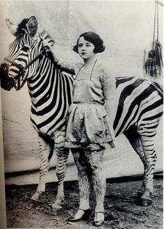 Blowing all the other equestriennes out of the water! A 1920s tattooed lady and her zebra Cirque Vintage, Sick Tattoo, Rome Antique, Portrait Vintage, Delicate Feminine, Feminine Tattoo, Art Ancien, Women Design, Vintage Circus