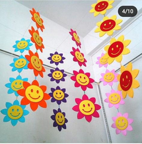 Diy Flower Garden, Kindergarten Decorations, Preschool Decor, School Door Decorations, Paper Plate Crafts For Kids, Preschool Classroom Decor, Classroom Birthday, Art Classroom Decor, Pinterest Crafts