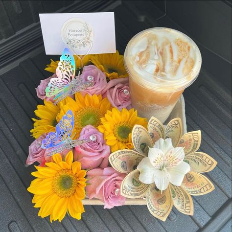 Flower Birthday Gift, Coffee Carrier With Flowers, How To Make A Coffee Bouquet, Coffee Holder With Flowers, Coffee Bouquet Gift Diy, Drink Carrier Flower Arrangement, Cup Holder Gift Idea, Coffee Bouquet Ideas, Coffee Flower Bouquet