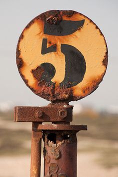 محطة وقود, Rust Never Sleeps, Pompe A Essence, Rust In Peace, Number Five, Peeling Paint, Rusty Metal, Letters And Numbers, Wabi Sabi