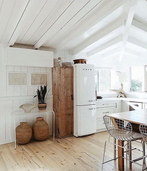 Instagram post by @turideco • Feb 17, 2019 at 5:31pm UTC Vintage Fridge, Boho Interiors, Wooden Floors, Design Del Prodotto, Boho Living Room, Minimalist Kitchen, Küchen Design, Design Case, Kitchen Style