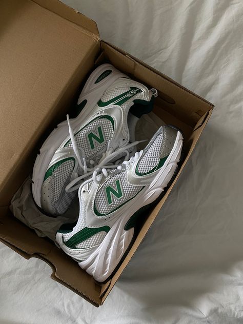 New Balance Aesthetic, Green Mood Board, Green New Balance, New Balance Trainers, Trainers Outfit, Trend Sneakers, Modele Hijab, New Balance Outfit, Skor Sneakers