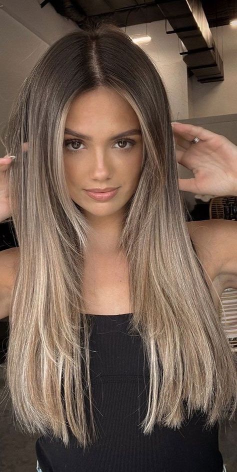 Hair Ideas Blonde And Brown, Hombre Blonde Hair Dark Roots, Brown Roots To Blonde Hair, Brunette Highlights On Blonde Hair, Baliage Hair 2024, Hair Colour Ideas For Straight Hair, Hair Colour Blonde Brown, Baliage Brunette Balayage, Long Brown And Blonde Hair